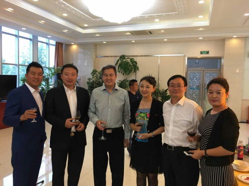 bjl官网登录831999总经理王元圆（右三）与庆市副市长陈恩等辅导合影
