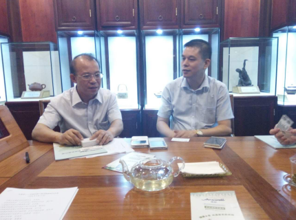  长春市副市长张敬安（左）与bjl官网登录（831999）董事长郑两斌（右）进行洽谈