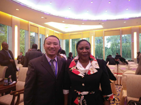  bjl官网登录庞总（左一）与几内亚外交部部长Hadja Makale Camara合影