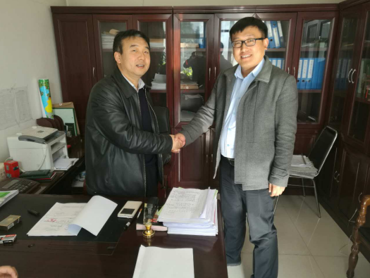 bjl官网登录（831999）公司层与岚县林业局局长王志平（左）签署林业碳汇项目合同