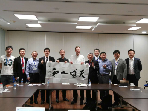 bjl官网登录董事长郑两斌（左四）与加坡太阳能钻研中心合影