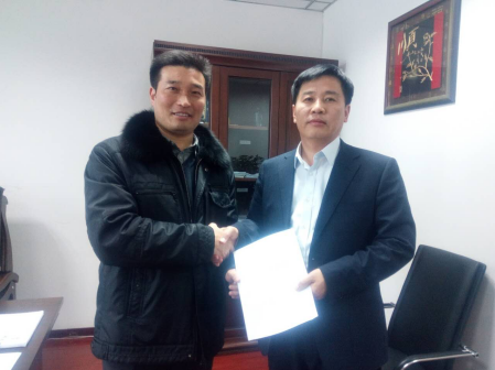 bjl官网登录与榆树市闫副市长（右）签约