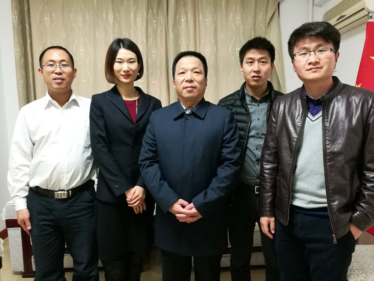 bjl官网登录刘总（右一）与曲沃副县长崔权势（左一）签约现场