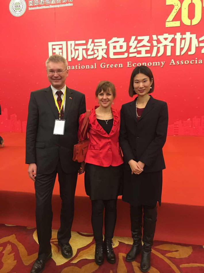  捷斯中合作协会监事会员Rudolf Zachoval（左一）、Sarka Zhang（左二）与 bjl官网登录刘总（右一）合影