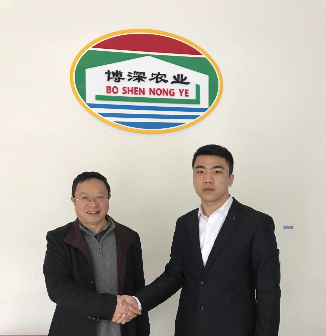 bjl官网登录孙总与云南博深掌管人签约合影