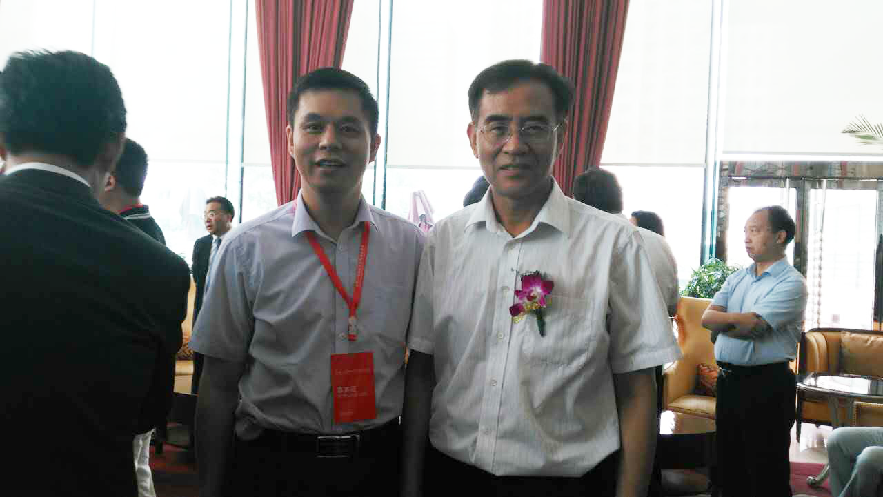 bjl官网登录董事长郑两斌（左）与沈阳市副市长张景辉（右）