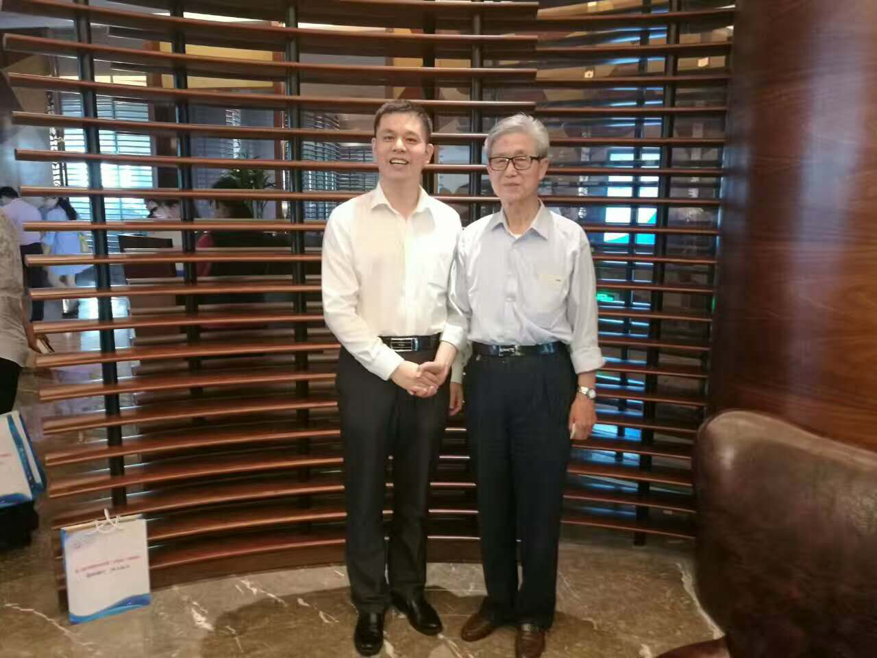 bjl官网登录董事长郑两斌（左）与中国工程院院士顾国彪（右）