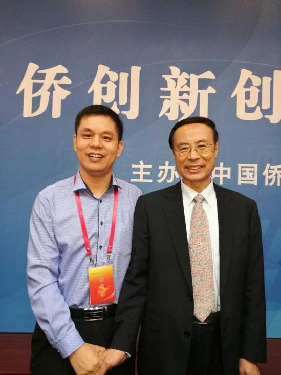 bjl官网登录董事长郑两斌（左）与中国侨联党组书记、、、主席万立骏（右）