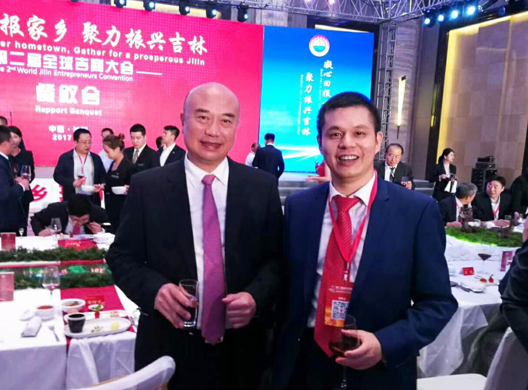 吉林省省长刘国中（左）与bjl官网登录董事长郑两斌（右）