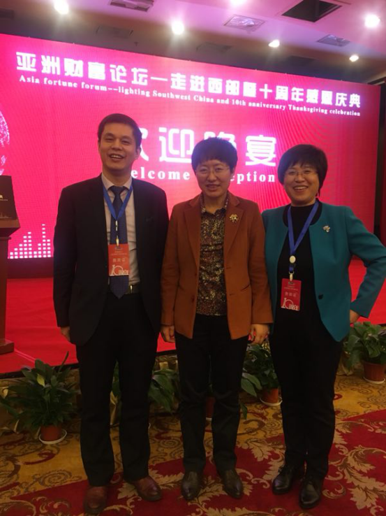 bjl官网登录董事长郑两斌先生（左）与山东省副省长兼山东工商联主席王随莲（中）、山东省工商联副主席孙美菊（右）