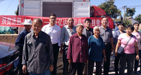bjl官网登录候总(排右四)、、、谌应书记(排右三)与本地村民合影